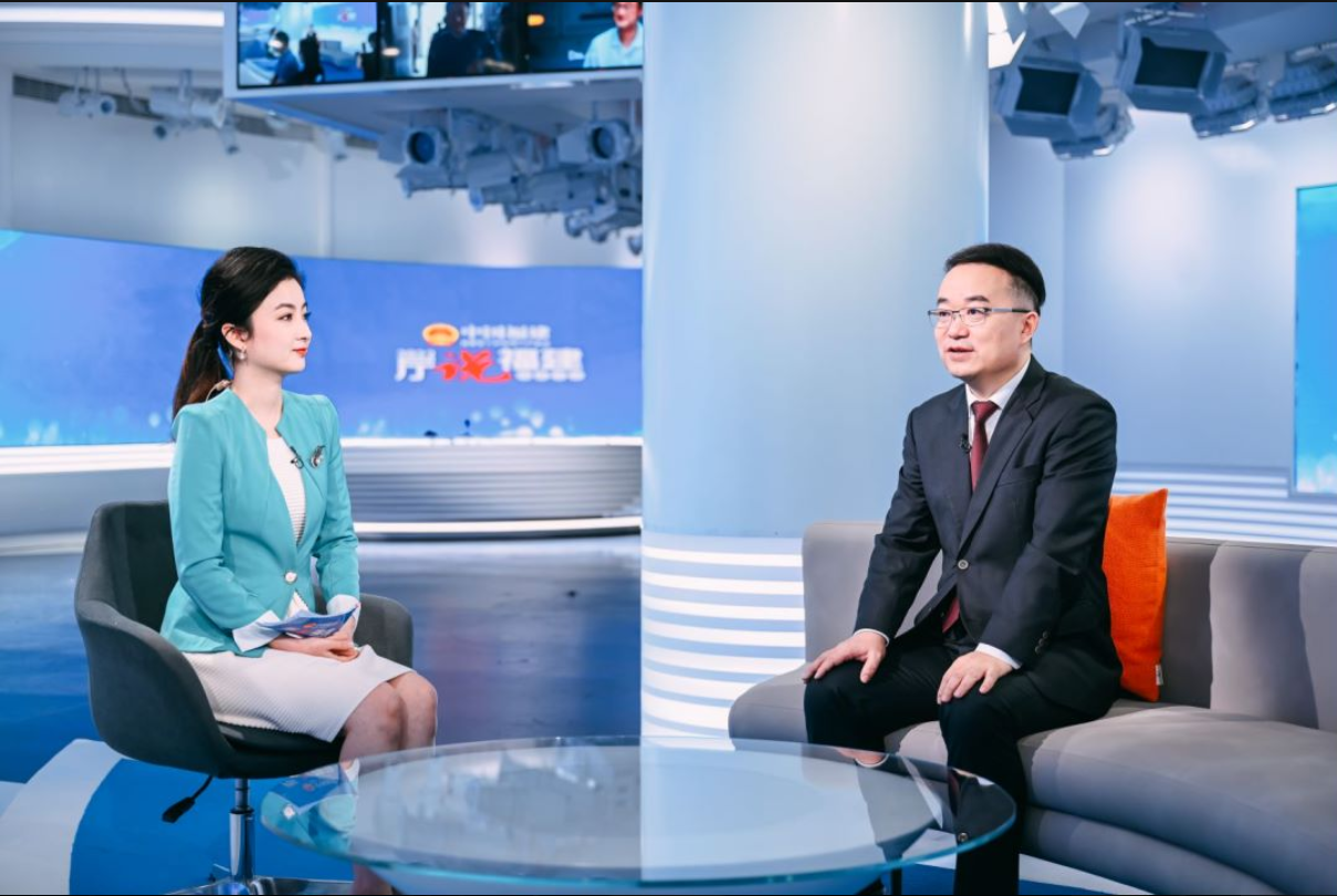 嘉宾接受访谈.png