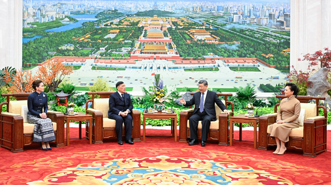 习近平会见泰国国王哇集拉隆功