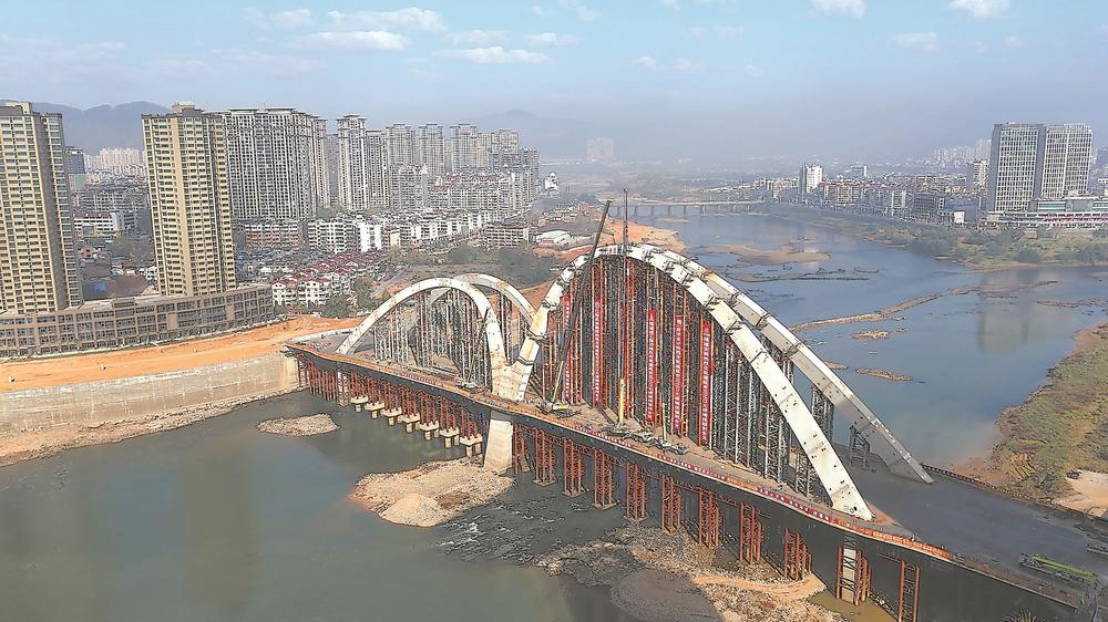 建瓯市三江口大桥钢拱成功实现合龙