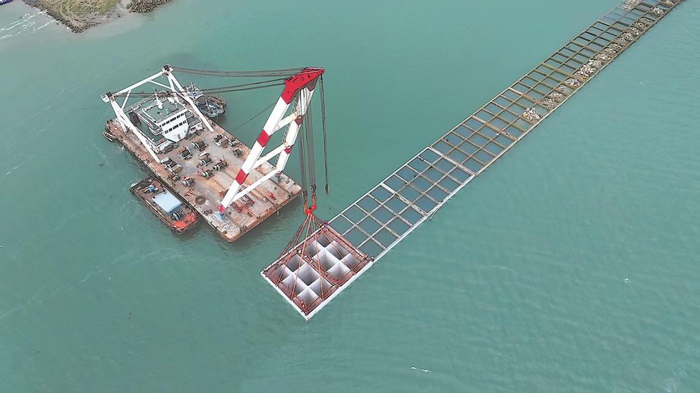 湄洲湾港东吴港区罗屿作业区13号泊位工程沉箱安装施工工序全部完成
