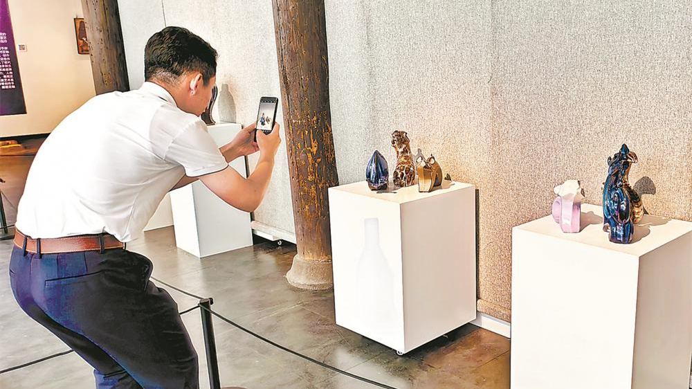 中国花釉陶瓷艺术作品巡展在榕启幕