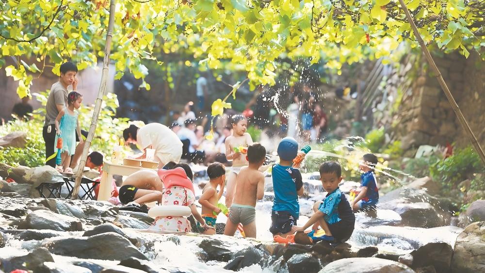 “中国最美葡萄沟”正进入刺葡萄采摘季