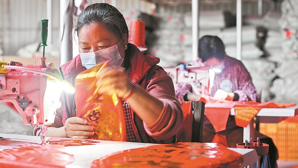 赶制灯笼迎新春