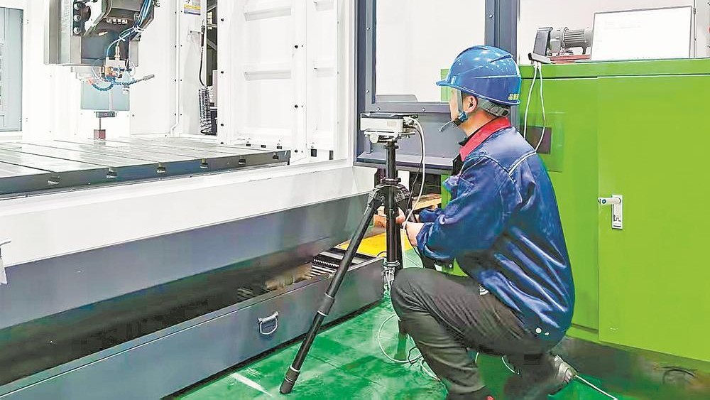 工人对YSM2218高速龙门机进行检验