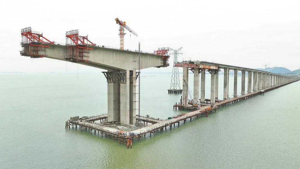 东港特大桥主桥已完成70%