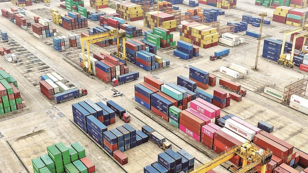 福州港青州集装箱码头正在开展集装箱吞吐作业