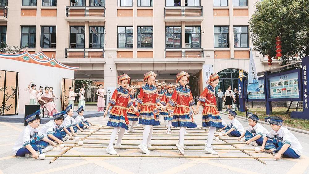 学生们齐跳畲族竹竿舞