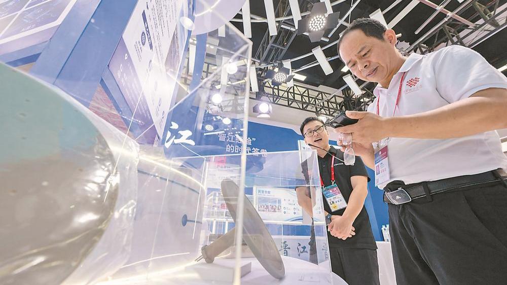 工作人员向参观者介绍陶瓷加热器产品