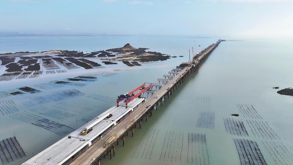 湄洲湾港泉惠石化码头项目钢栈桥及施工平台全部搭建完成