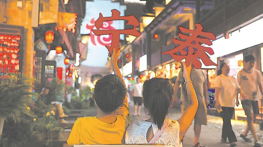 古城夜游人气旺