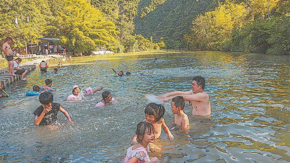 一溪碧水送清凉