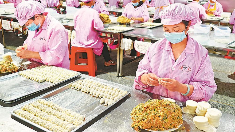 工人正在生产柳叶蒸饺
