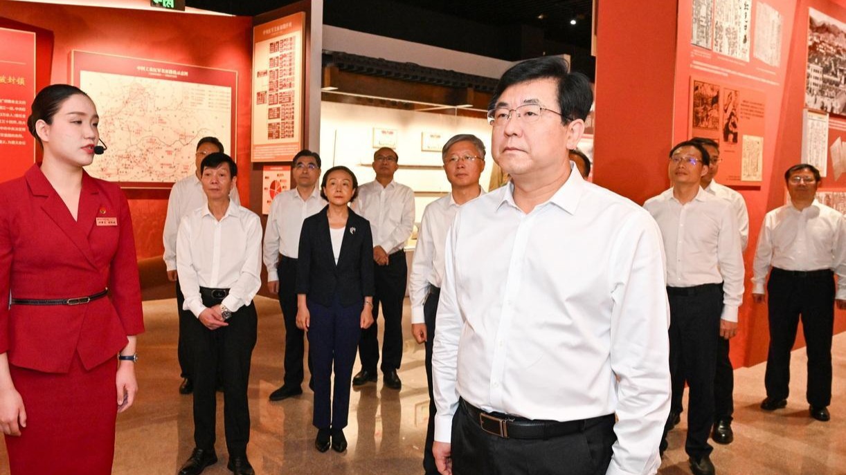 赵龙等省领导参观福建省纪念红军长征胜利90周年主题展览